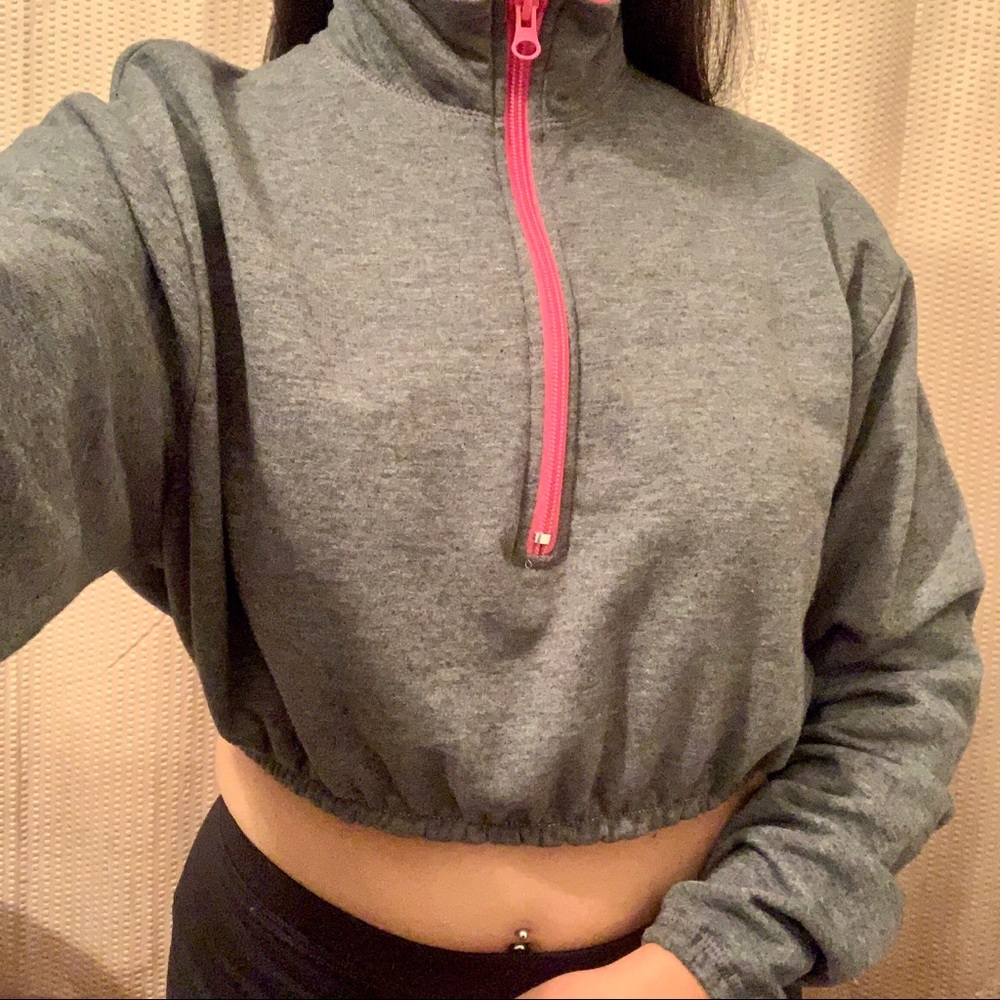 Sporty Cropped Sweatshirt - Picture 2 of 2